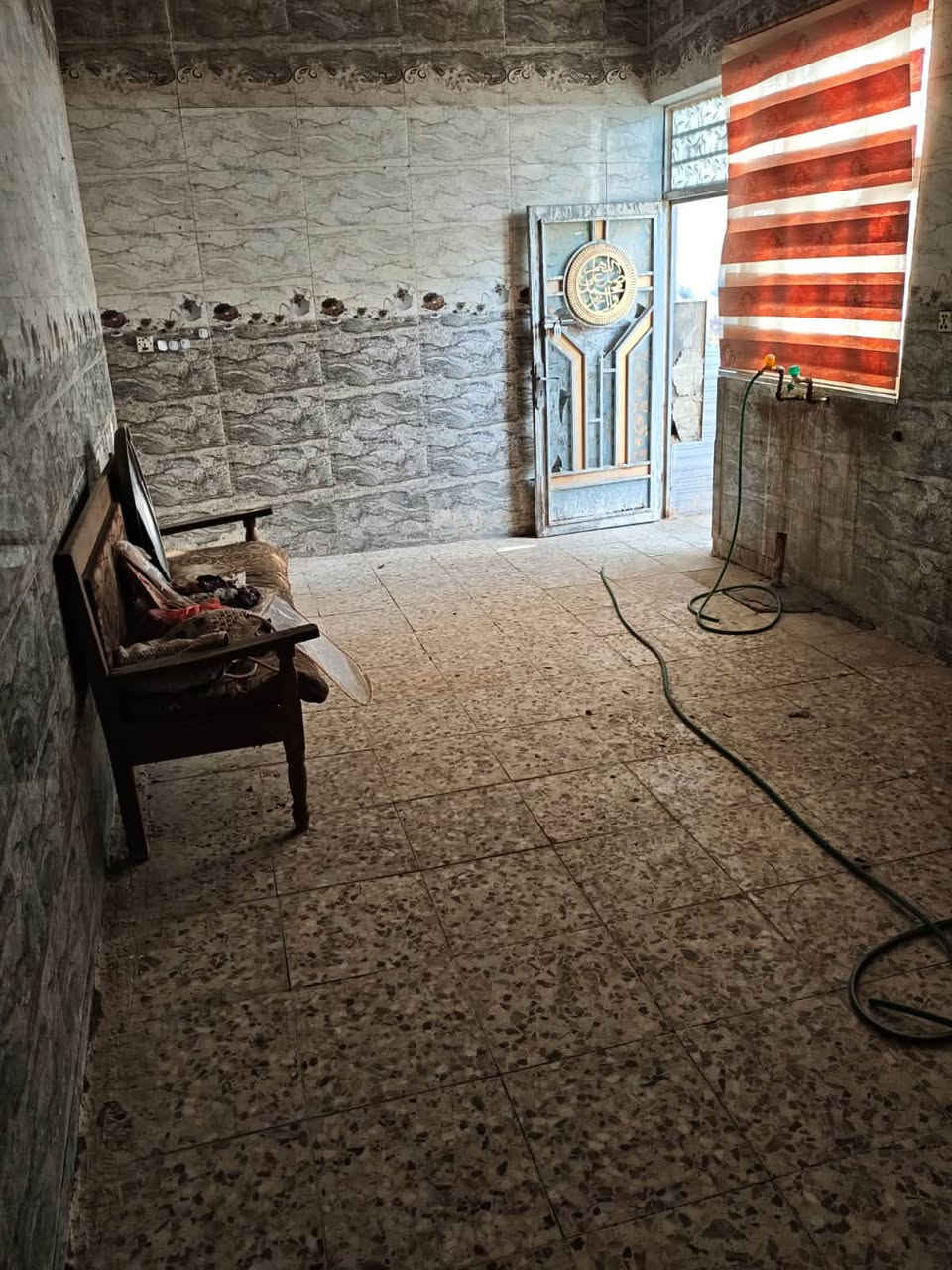 بيت 200متر طابقين للبيع في حي السلام الزراعي مقابل طاقه ابورمانه مقابل الدور الجديده عل الشارع للاتصال 
***********
