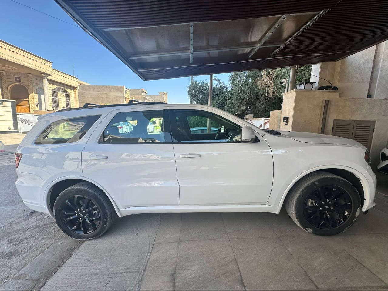 السلام عليكم 
دورنكو للبيع لون ابيض  فئه gt للبيع 
الموديل : ٢٠١٨
عداد المسافه : ١٦٣ الف كيلو متر 
المواصفات :
نظام الدفع AWD 
حجم المحرك :٣٦٠٠
داخل جلد اسود
كشنات خلفي منفصل ( ملكي)
كشن السائق والراكب كهرباء 
تدفئة كشنات اماميه مع تدفئة مقود
حفظ وضعيه القياده مع نزول ذكي
تحكم مقود كهربائي 
كامرا خلفيه مع حساسات 
مكابح طوارئ (auto brake )
اوتو دم للمرايه الوسطيه والسائق 
تشغيل عن بعد 
جنطه خلفيه كهرباء
شاشه كبيره تدعم خاصيه Apple carplay/ Android auto
نظام auto start-stop
صور الحادث بالمنشور بدون دواخل بدون لغد 
باب خلف الراكب بيه صبغ
كازكيت مبدل شغل درجة اولى عند (ألياس)
السعر ٣٢ مليون وبيه مجال

مكان السيارة زيونة
رقم الهاتف: *********** بغداد, العراق
