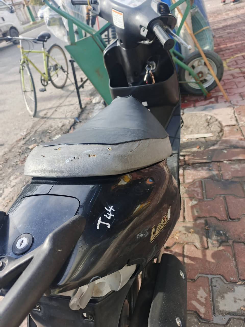 سلام عليكم دراجه البيع نضافه٨٠/١٠٠ كله شغال مابيها اي نقص صوت ناعم كفرات نضيفه دراجه ماماشيه هواي  سعرها ٣٠٠ وبيها مجال  اي ستفسار هذه رقمي***********
