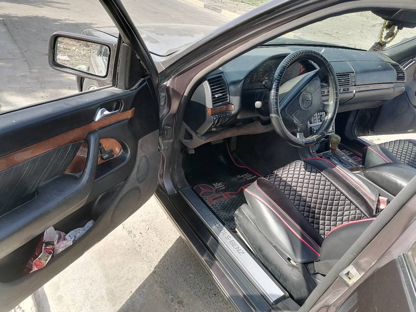 :   (للبيع فقط بدون مراوس ) مرسيدس شبح موديل 92  رقم ديالى مشروع وطني ( تتحول بأي مكان) ؛  محرك تابوت ٦ سلندر لون بنفسجي .
 2:  الابواب شفط . 
 3 : تحكم بالكراسي كهرباء  
 4: سلايت السقف شغال
 5:  السياره بأسمي ( شهر السابع تنفذ السنويه ) .
 6:  صالنصه عالطول مبدله جديد ب ( الف300).
 7: تبريد شغال ؛ التدفئه ملغيه ؛ اكسل ودرايم شفت خلفي مبدل  جديد وارد ياباني .
 8: السياره مصبوغه عام نفس اللون ( بنفسجي) .
 9: ملبسها تلبيسه لان جلدها مشكك . 
 10: فتحه سقف شغاله جام كهرباء اوتو الصدر والسايق ؛ جهاز السنتر لوك عاطل ما بدلته . 
السياره صارلها سنه ونص عندي ما وكفتني بالشارع .

السعر 48 ورقه وبيها مجال ؛ هذا مو سعرها بس مستعجل عالبيع .
مكاني بغداد حي الجهاد .
 ***********