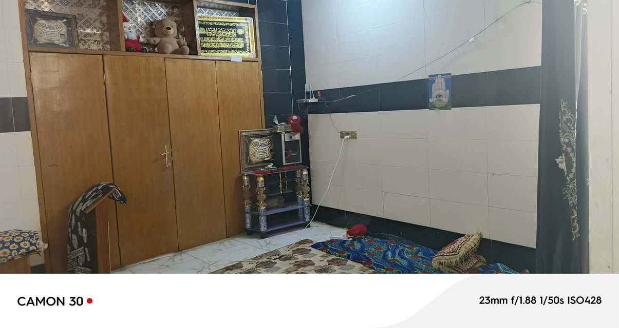 السلام عليكم 
بيت للبيع مساحة 150م طابو زراعي النجف الاشرف
شارع الصب فرع مطحنة الرحاب عمود 282 قريب جدا من الشارع العام خدمات كاملة متوفرة خط ضوئي
 مولد خط ذهبي 
وكلشي متوفر 
صيدلية 
عيادة 
حلاق
 واسواق 
بانزين خانة
 كافتريا 
افران صمون 
شارع تبليط 
البيت متكون من غرفتين 
مناور 2
صحيات داخلية وخارجية
مطبخ وصالة وبراني 
الأساس والسقف صب كونكريت مسلح
الشراي يتصل عالرقم *********** او المراسلة
عالخاص
