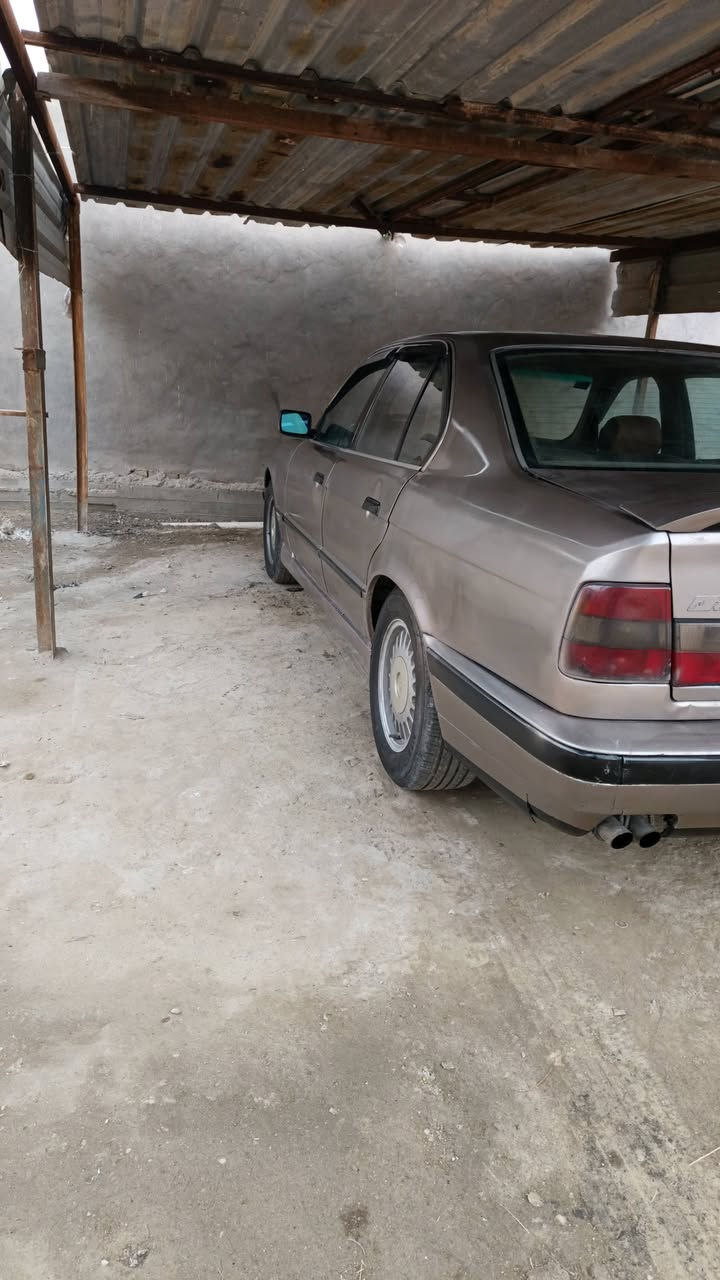 السلام عليكم بيع مستعجل المكان #الناصرية_الجبايش
بي ام 525 مفتوح السيارة جديدة بمعنى الكلمة رقم بغداد
السنوية لحد 2030 فول الفول غرفة باكيت كل كهربائياتها شغاله وين ما يعجبك اطلع بيها خير من الله السعر 43 
***********////*********** إخوان لحد يكسر بالسعر  كفالة عامه السيارة
