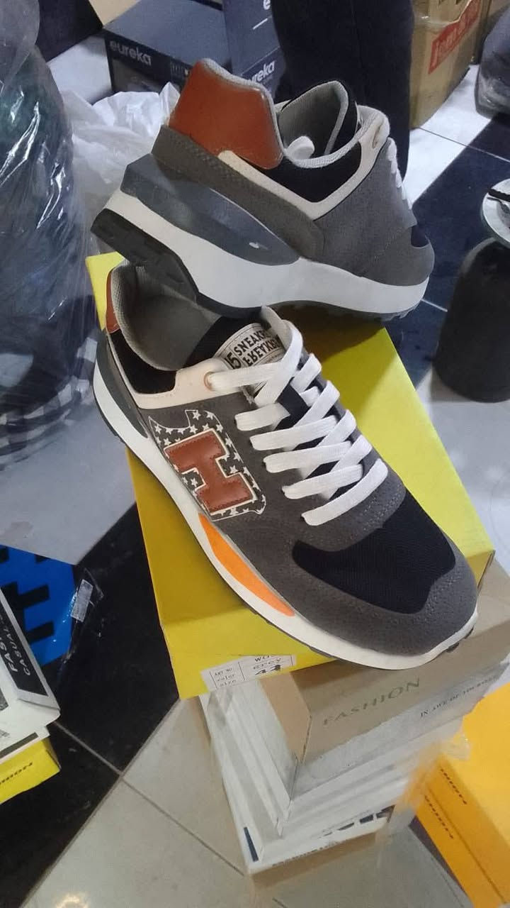 ⭕️لانبيع مفرد.. #جملةفقط⭕️
شروة احذية شبابية كواليتي عالي اوروبي 
اكثر من 25 موديل 
مقاسات من 40/45 
سعر القطعة 7 الف دينار
اقل كمية 300 قطعه
متوفر كميات خير من الله
♦️شحن محافظات
للتواصل والاستفسار يرجى مراسلة واتساب
***********ازهر الداؤودي
