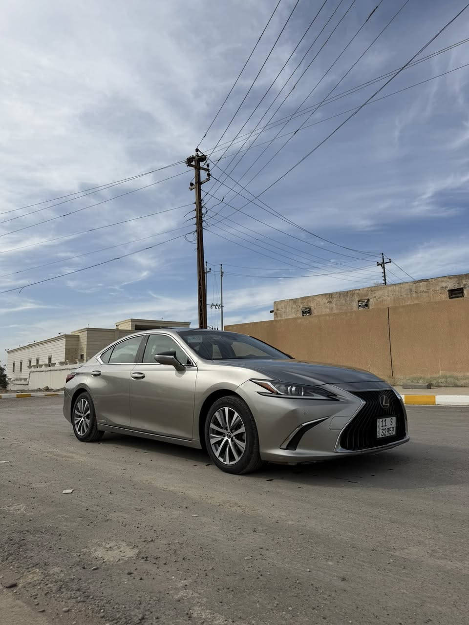 السلام عليكم للبيع فقط تيوتا لكزز 2021 هايبرد فول مواصفات تفاصيلها كامله بالمنشور رقم بغداد باسمي السياره بدون نواقص كير محرك صدر تخم تاير كله جديد مكاني سامراء السعر 215 وبيها مجال ***********
