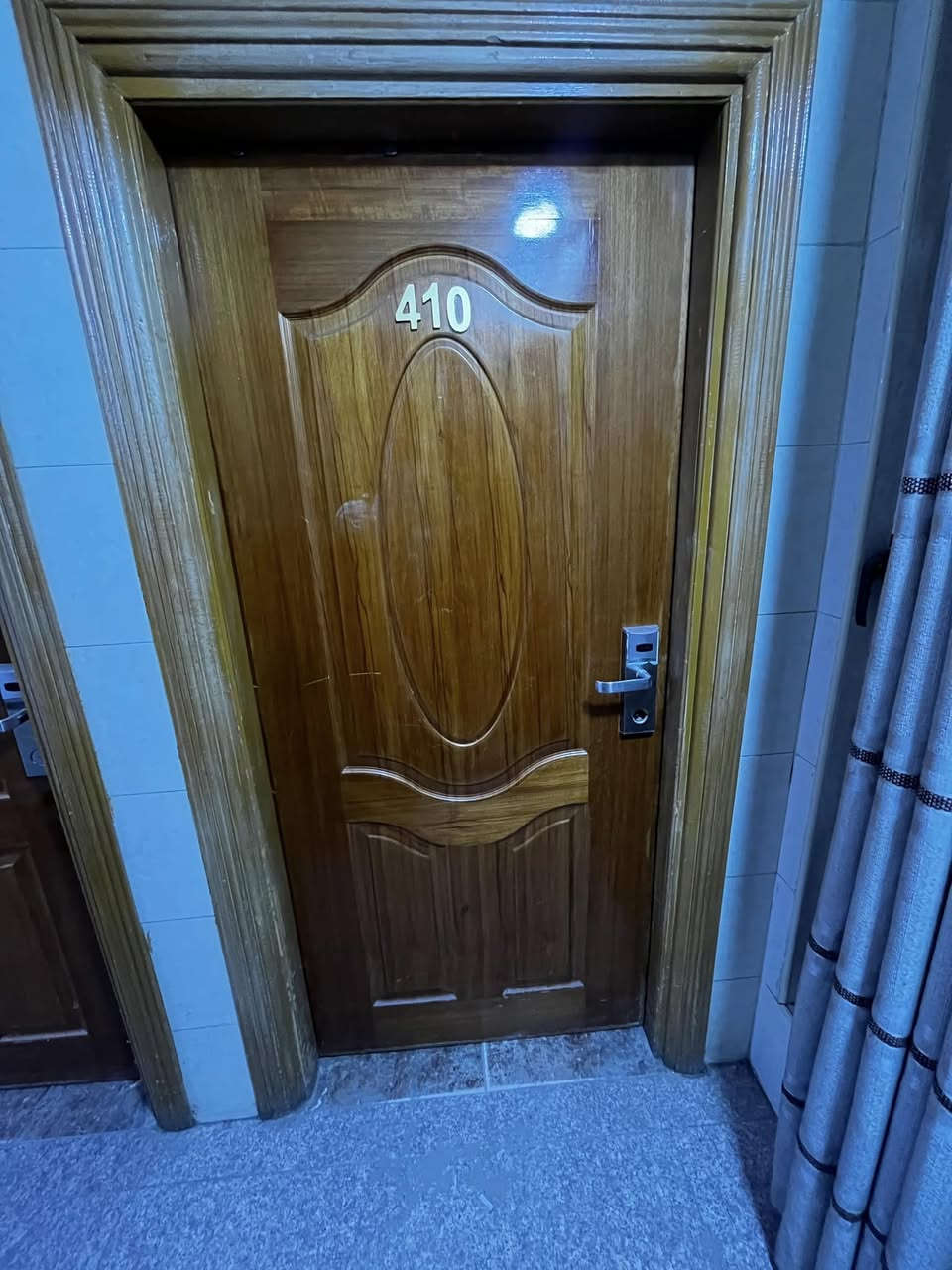 باب غرف درجة أولى كامل باب حمام نظيف الى بيع
عنوان ملحق شارع الرسول موبايل ***********
