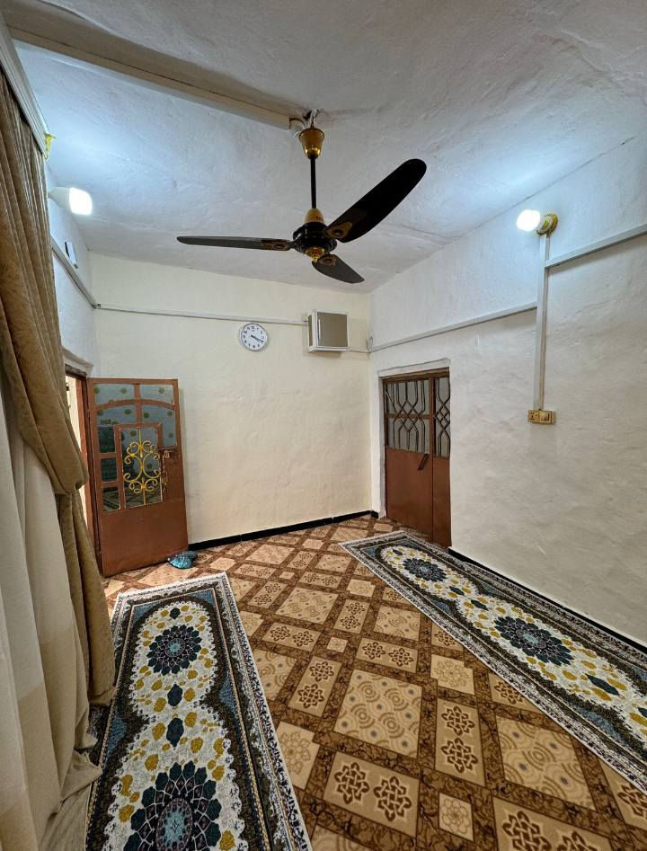 بيت للبيع مساحة 100متر بلقاسم منطقه الدانيه خلف شارع احمد الوائلي يحتوي ع غرفة نوم وصاله واستقبال ومطبخ وحمام داخلي ومجمع صحيات خارجي ومدخل مقدمه ومنور الارضيه بورسلاين البيت جاهز لسكان للاستفسار الاتصال بالرقم‏‪***********‬‏
