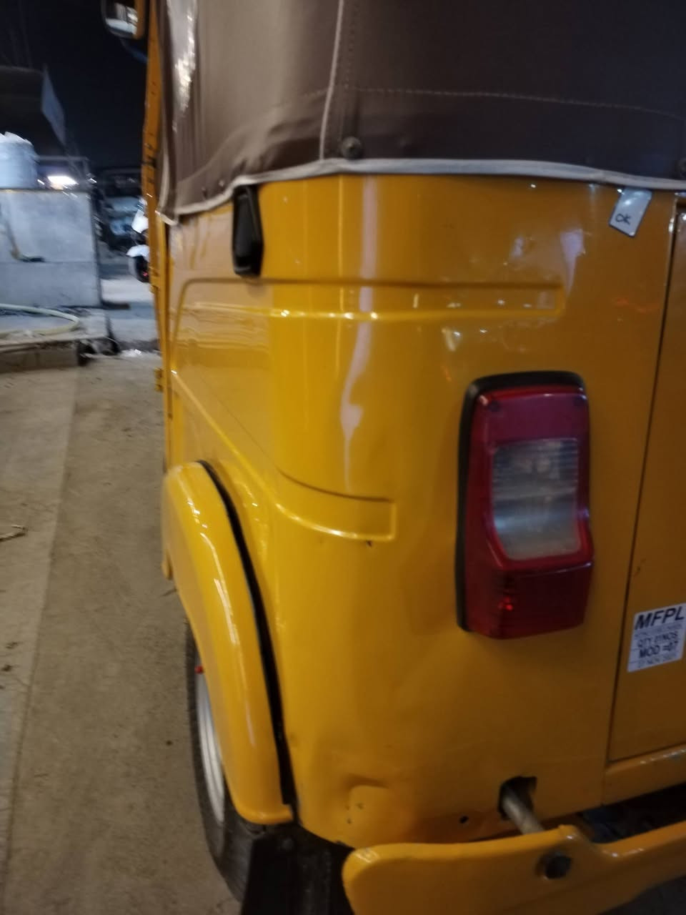 السلام عليكم تكتك للبيع موديل 21 شهر 11 مكينه بيها بس زنجيل مبدل الباقي مابيها شي الكشر بي بس شخوط واكو بصفحه شخط عل طول اني اخذتها قبل  سبوع بس توازيت ع فلوس واريد ابيها السعر 8 بيها مجال قليل مكاني الدوره حي المعلمين يم سقيفه وهذا رقمي ***********
