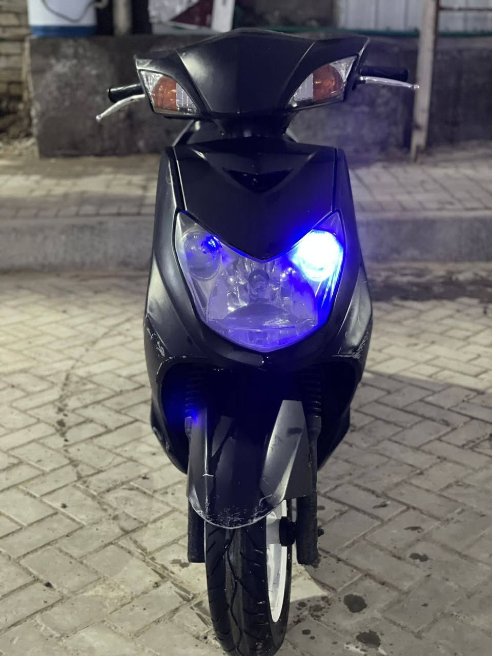 دراجه سكنس فحل لون اسود طافي كابريتر منظومة زنون بلادي  رقم الهاتف *********** السعر 750وبيه مجال
