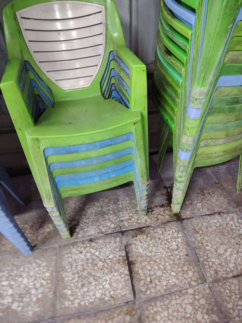 كراسي عدد ١٠٠  سعر ٧ الف بيه مجال ***********
