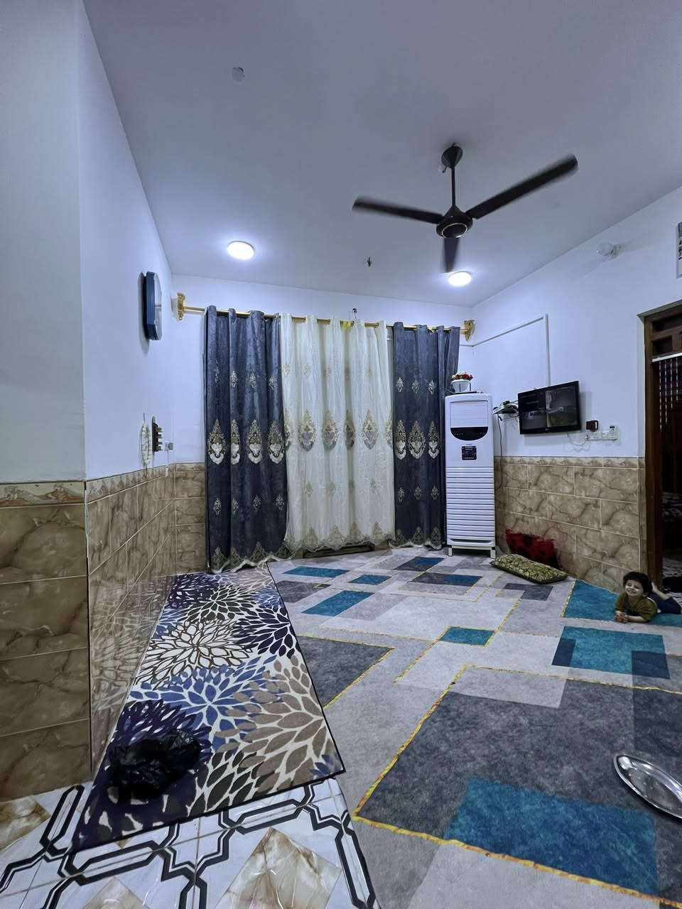 الدار للبيع المساحه 200م
نهاوند الثانيه على ساحه قرب الصيانه
رقم معامله كامله 
للستفسار ***********
