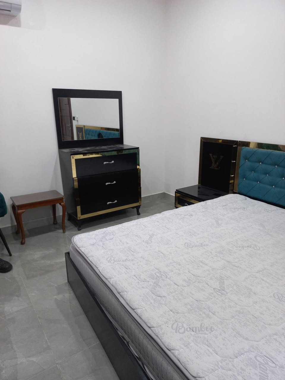 غرفة نوم تركية للبيع نضيفة السعر ٣٢٥ الف المكان بغداد الدورة موبايل *********** يوجد وات ساب
