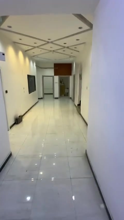 السلام عليكم.
للإيجار يحتوي 8 غرف كبير وصاله في كل طابق كبيرة ايضا وحمام في كل طابق ومطبخ مشترك 

يصلح سكن قسم داخلي طلاب شركة سكن مجمع طبي مركز تجميل البيت موثث تقريبا ديكورات 2025 كله جديد للاستفسار الاتصال على الرقم ***********

مكانه الكاضمية شارع النواب مجاور طرشي الزهراء
