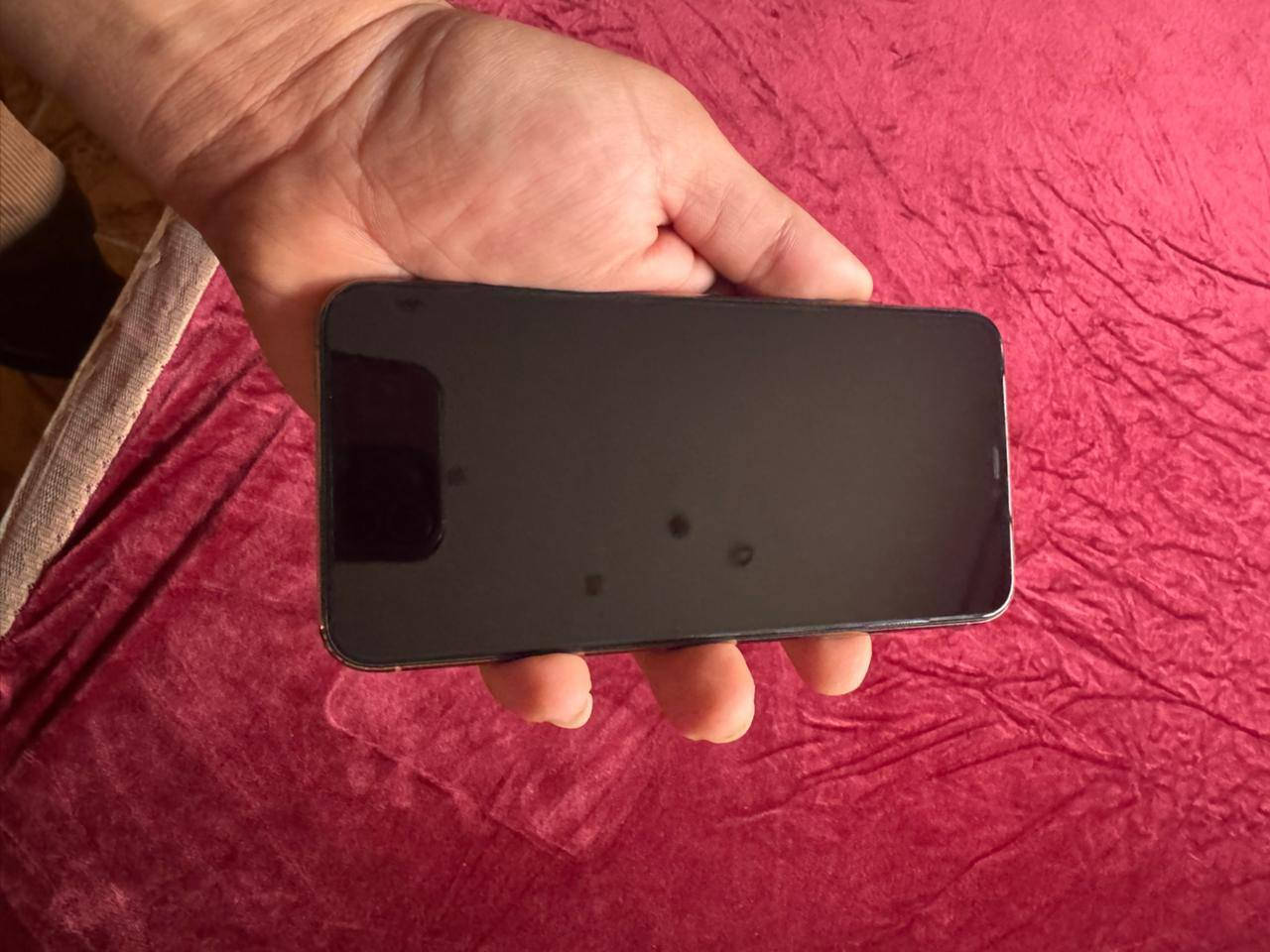 ايفون ١١ برو ماكس ذهبي
جهاز فقط مبدل شاشه ونوعيه حلوه 
بصمه وجه شغاله 
شحن ممتاز ميصرف 
ذاكره ٢٥٦ 
بطاريه ٧٤ 

سعر ٣٠٠ وبي مجال 
***********
