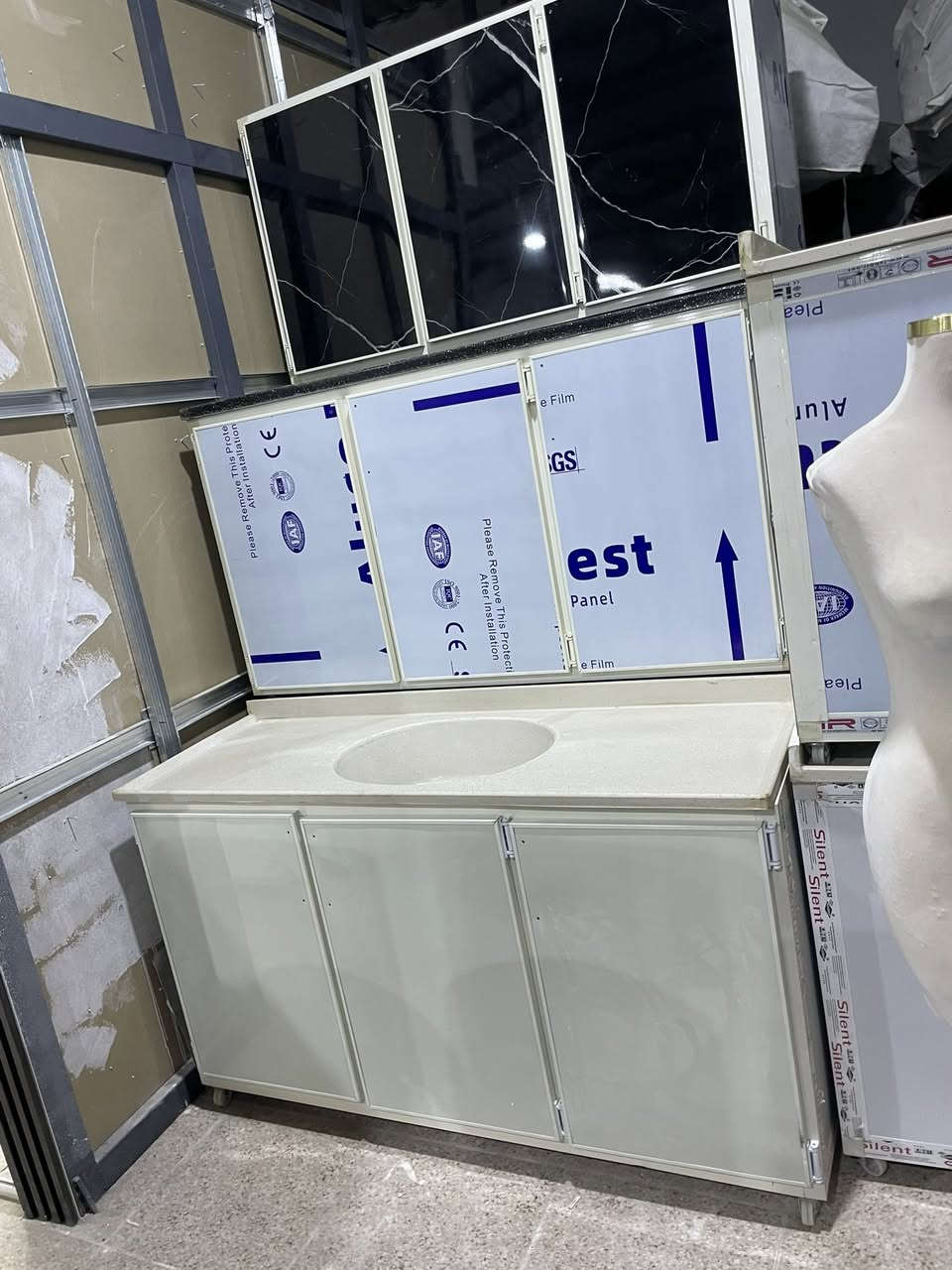 عنوانه شارع الناحية قرب ساحة التشابيه *********** اثاث منزليه جديد أسعار تنافسيه
