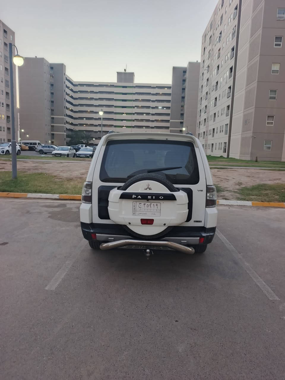 للبيع سيارة باجيرو موديل ٢٠٠٩ لون ابيض رقم بغداد السيارة بأسمي سيارة مكفولة من الضربة والصبغ والتبديل فقط بارد بمكانات بسيطة مكينة وگير  وحدادية وتبريد وكهربائيات خير من اللة تخم تاير جديد الغرفة الداخلية نظيفة جدا مكاني بغداد (مدينة بسماية) السعر (١٠٩) للاتصال (***********)
