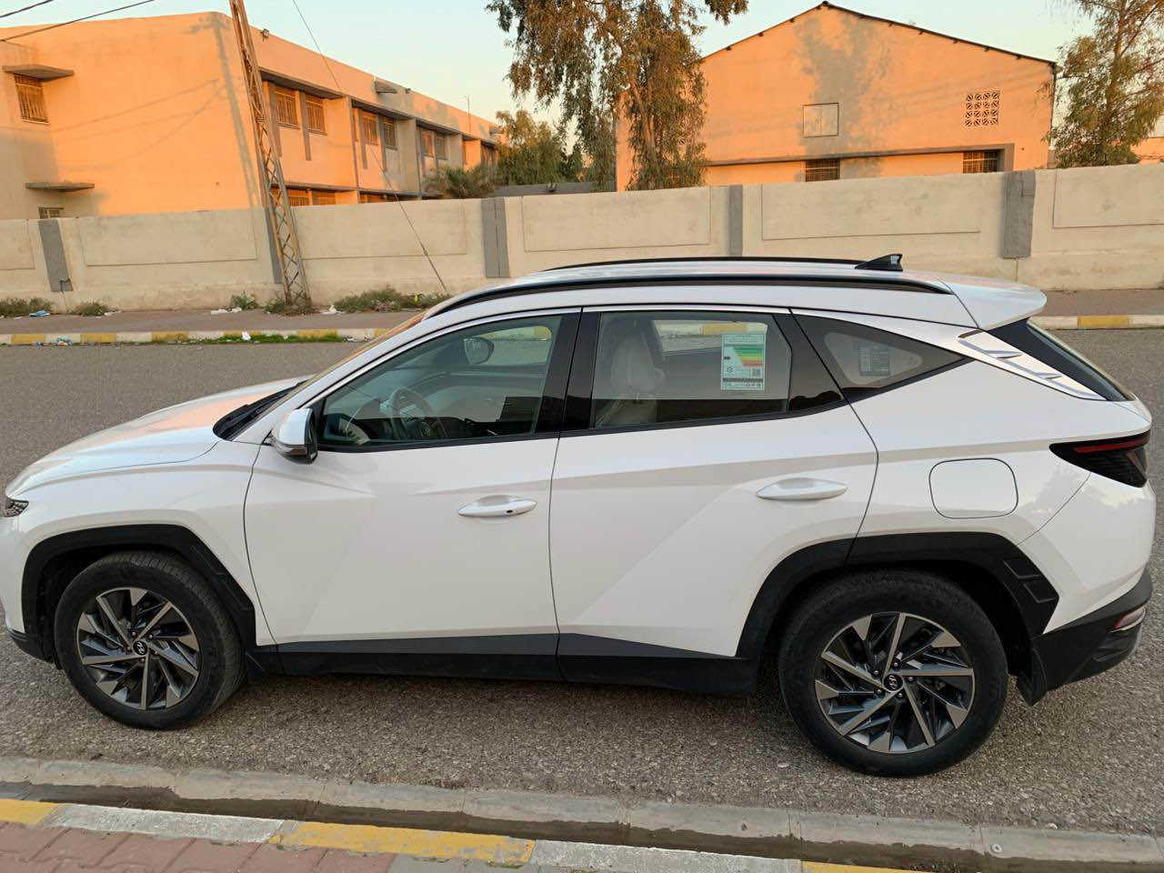 هونداي توسان   2023 خليجي 
ماشيه 83000  الف كم 
رقم سليمانيه   
 حجم المحرك 2.0L 
 مفتاح التشغيل بصمة 
 تشغيل عن بعد 
سايد بريك بصمه 
حساسات أمامية 
حساسات خلفية
لايت زينون + LED 
 كشافات ظباب
 بك لايت LED 
 دخول بصمة ذكي 
 ويل كب 18
 4 دسك
 حساسات ضغط الاطارات 
 اشارة في المرايا الجانبية 
 المرايا قابلة للطي كهرباء 
عدد AIR BAG 2
 هاند بريك بصمة 
 ا ABS 
 شاشة Apple Car play 
 كاميرا دوارة 
 مقود جلد حياكة 
 مثبت السرعة Cruise 
 ا Bluetooth / USB 
شاحن هاتف Wireless 
حركة المقاعد الأمامية كهرباء 
 قطعتين تبريد  
 أوضاع القيادة Drive Mode 
 ا ECO / NORMAL / SPORT 
 أوتو هولد Auto Hold  نظام توقف 
 نظام مانع الانزلاق 
 نظام نزول المنحدرات 
 بردات أبواب خلفية بلاديه 
الملاحظات :جزء صغير من الباب الخلفي جهة الراكب تصليح بارد  وحسب الظاهر بالصورة 
مكان السياره  كركوك
رقم الهاتف ***********
  . كركوك, العراق
