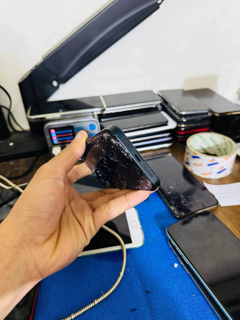 ايفون 13 عادي (ايكلود مقفول ) 

كلين الجهاز مكفول يعني 

128  فقط الضهر مكسور 

بغداد الكريعات ***********
150 الف سعره

