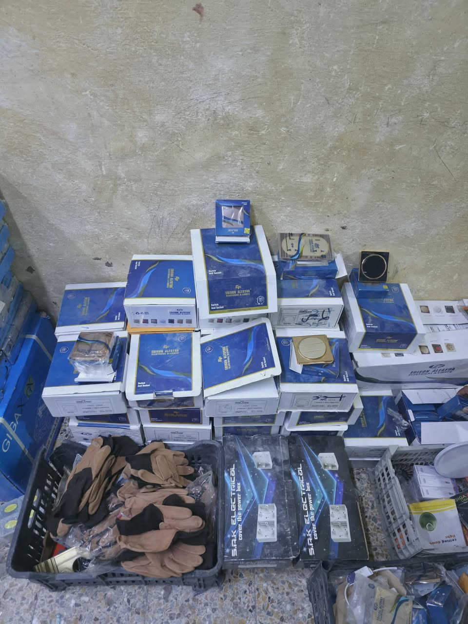 للبيع شلعه كامله موأد إنشائية ومنزليه
كافه انوع المواد لنشائية 
بسعر مناسب المكان البصره 
*********** يوجد وتساب
