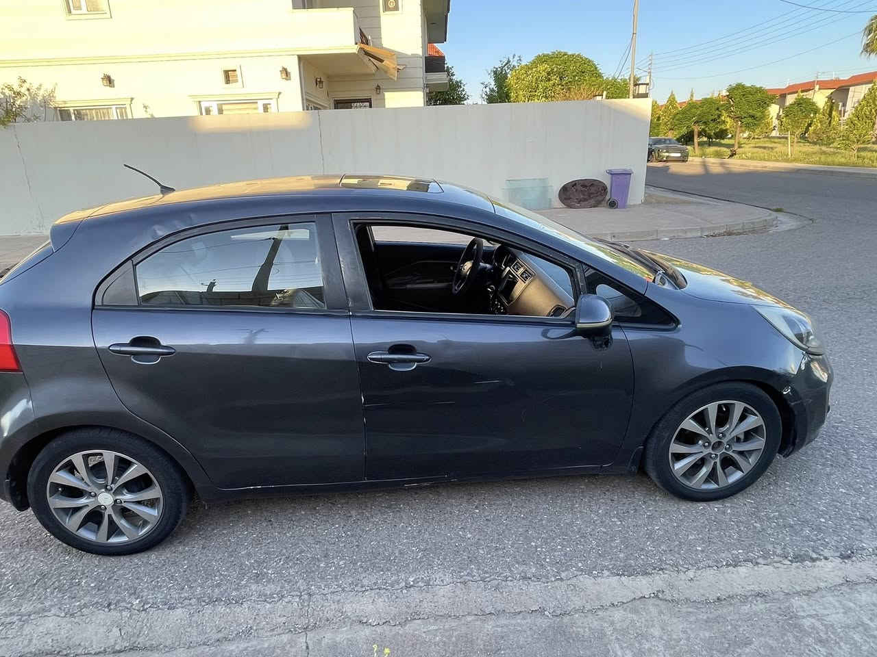سلام عليكم
كيا ريو ٢٠١٤ 
فول مواصفات خليجي 
محرك جبيرر
بيه قطعتين صبغ والدوسه والبدنه الخلفيه مسحوبه 
مكانه اربيل 
رقم وسنويه كله جديده 
باسمي تحويل ثاني يوم 
*********** 
رايده ب٨٣ وبيه مجال
