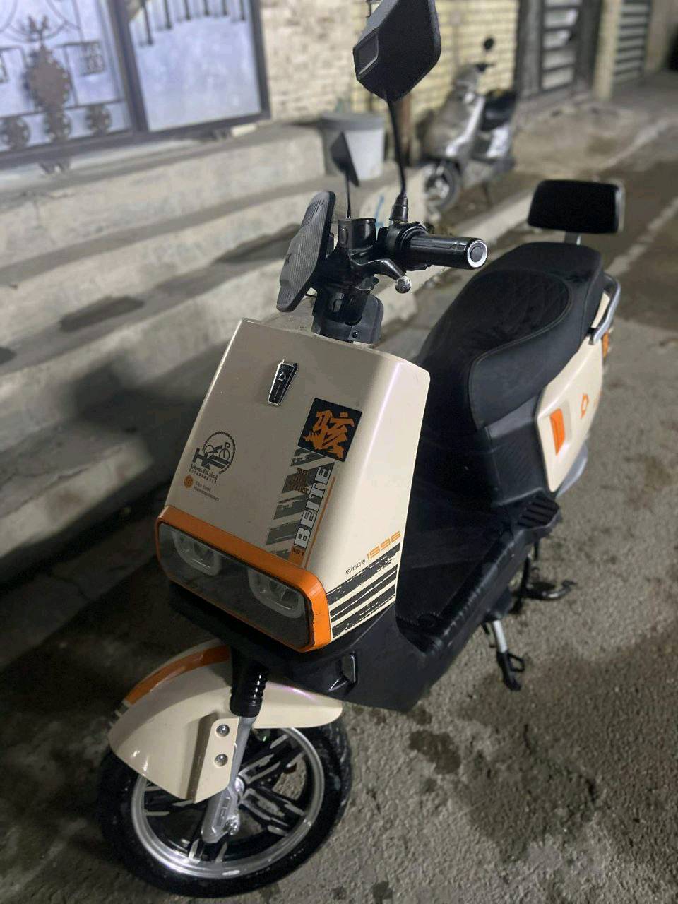 السلام عليكم دراجة  أم عيون     
6 بطاريات الدراجة 
نضام P و نضام R رجوع للخلف 
3 سرع سرعتها 65
شحنة وحده تمشيك 50 كيلو
بيها نضام إعادة شحن من تلزم بريك 
ملحقات كاملة شاحنة و مرايات 
 الاستفسار رقم 
***********