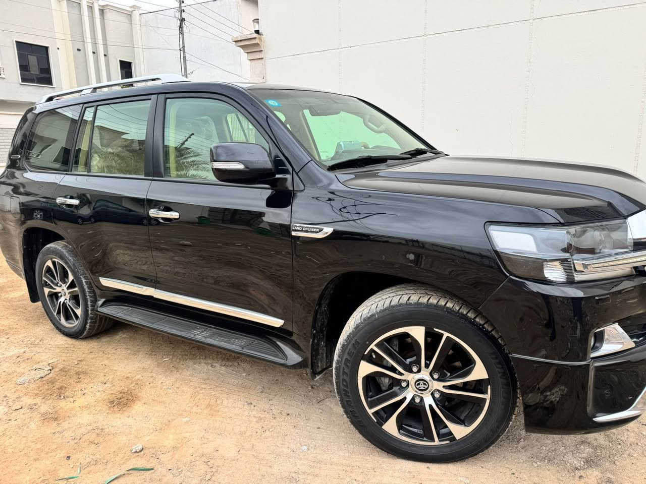 السلام عليكم ورحمة الله للبيع تيوتا لاندكروزر 2016 خليجي سياره فطيم باب اول كشنات جلد كشن السايق 3 دكم 8 ايرباك محرك 6 سلندر بلادي تخم تاير دلوب ماشيه 150 الف رقم بغداد الجديد بيها بارد كد شبر وصبغ نص قبق الجنطه فقط بدون فتح بدون اي ضرر داخلي سياره جاهزه اي نقص مابيها وسعرها مناسب للجناي 435 وبيها مجال قليل مكان السيارة بالرمادي ***********
