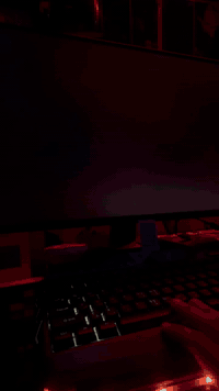 شاشه من شركه msi مستخدمه اقل شهر ترهم جميع لاجهزة سوني و البيسي بدقه10...