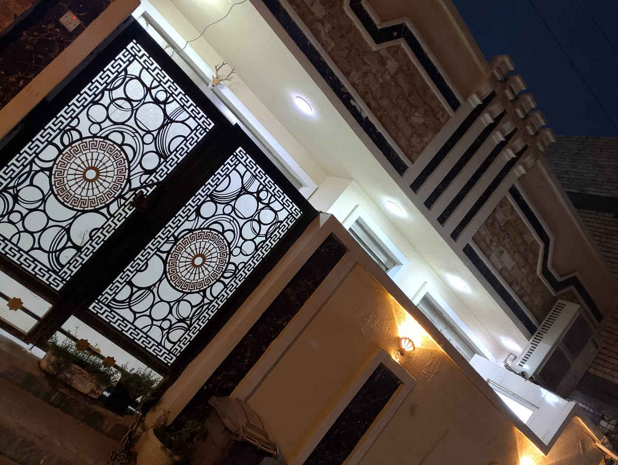 بيت للبيع الكاظمية الثانية الطي بدايه نزال عباس الكهربائي بشارع ١٢ ثالث فرع عاليسره المربع الذهبي مساحته ١١٤م واجهة ٧ ونص مدخلين مطبخ وحولي وصالة ضيوف وغرفه نوم وصحيات ثنين خارجيه وداخليه والطابق الثاني غرفه نوم كبيره وغرفه مخزن صغير ماء أسأله كهرباء وطني وسحب الأتصال عالرقم ***********
