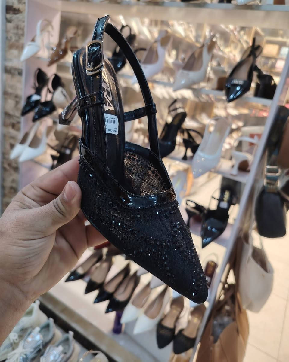 حذاء زارة كوالتي جدا راقي ارتفاع 7سم
قياسات من 37الى 40
عنوان المحل ديالى المقدادية حي المعلمين شارع المخضر مجمع العزاوي مقابل أزياء
واتساب ***********
