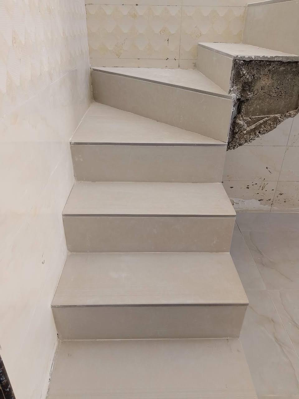 خلفة تطبيك كافة السراميك جدران ارضيات مرمر 

بورسلين كاشي موزايك بايات درج ترميم بيوت 

شغل درجة والى مكاني بغداد ***********
