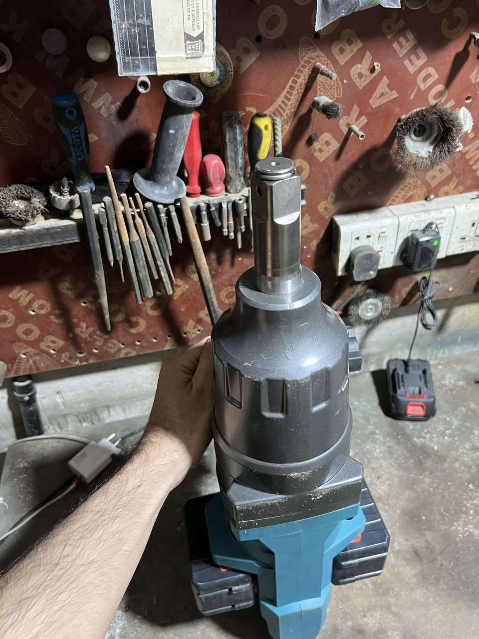 سلام عليكم اخوان. دريل القمه. انج ايفيد اهل البرادات والوريات هم الدريل قوي وزنه عشره كيلو. يااخذ بطريات اثنين  والسعر مالته ٣$رقم الهاتف ***********وهاا شرط يفتح تاير التريله
