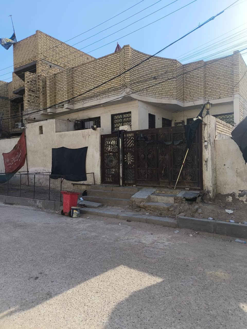 بيت لبيع تضحيه شارع العياده 
مساحه البيت 200 متر قرب مدرسه قبضه الهدى بناء جديد 2023  رقم  البيت مطلوب للاسكان تريد تشتري هوه واسكانه تريد صاحب الدار يسدد السكان  استفسار على الرقم ***********
