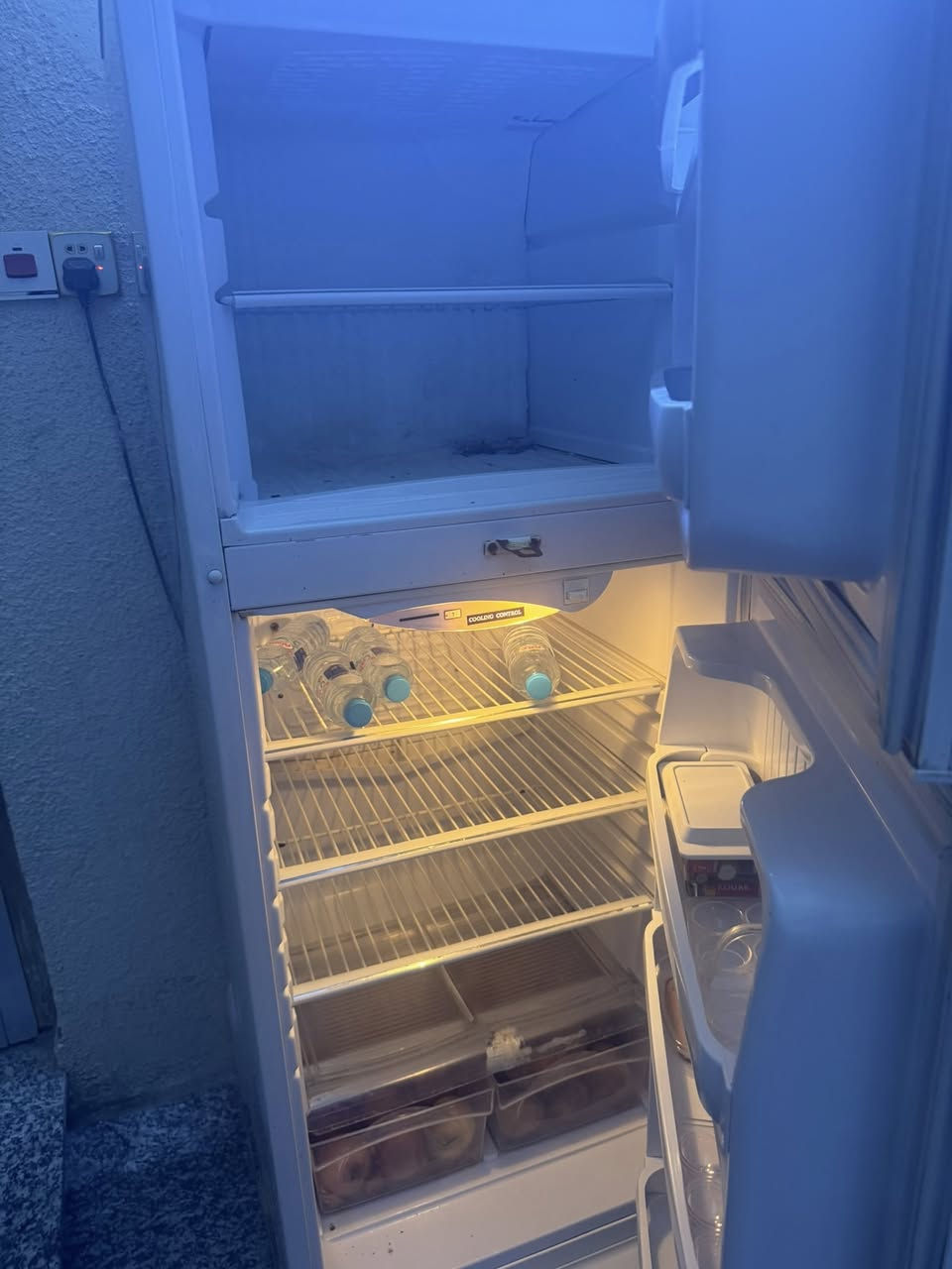 ثلاجه كون كورد للبيع السعر 350بيها مجال عنواني بصره تنومه شط العرب ***********
