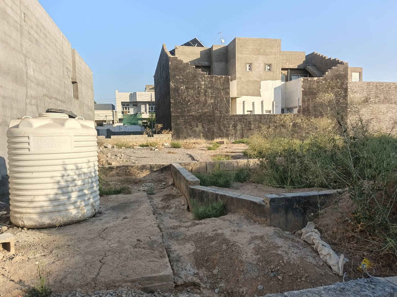سلام عليكم 

يوجد للبيع بتلو في منطقة دور الزراعه الثالثة 
قاطع طارق العنبكي مساحة البتلو ١٨٠ م 
واجه ١٠ ونزال ١٨ مضمون الخريطة يحتوي على استقبال ومطبخ وغرفتين نوم ومنور وحديقه داخليه وحمامات عدد ٢ وكراج سياره 
ملاحظة/يتوفر كافت الخدمات من ماء وكهرباء ومجاري وشوارع مساحته ١٠ متر 
لتواصل ***********
