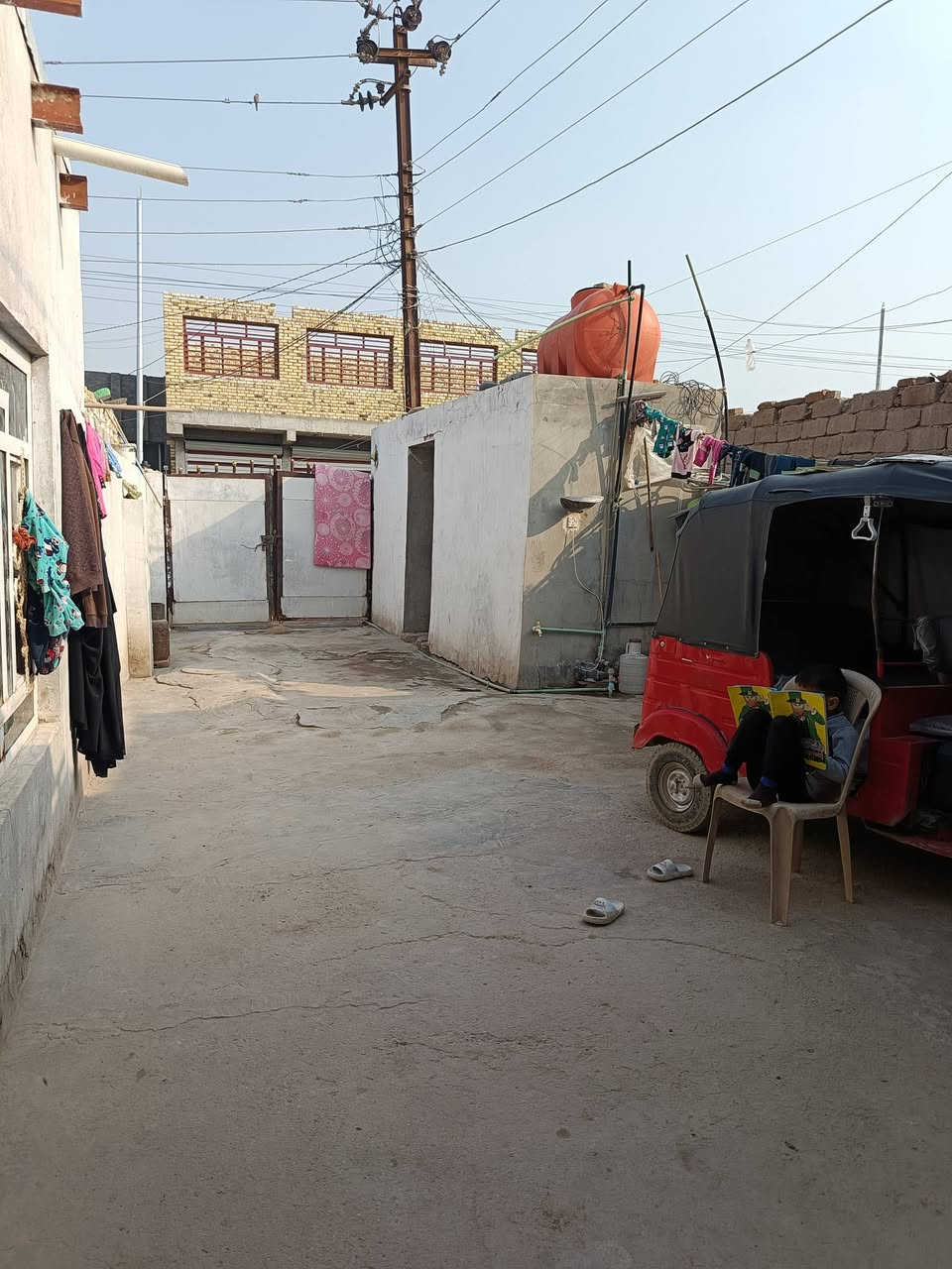 سلام عليكم بيت للبيع مساحة ١٥٠ اصلاح زراعي مشمول بتطويب تفاصيل البيت
غرفه _مطبخ _صاله كبيره _ستقبال كامل الخدمات ماء كهرباء تبليط موقع البيت الباشيه قرب السيطره شارع البوعبدان سعر 20بيه مجال للاستفسار تصال ع رقم ***********
