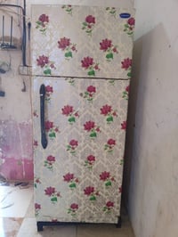 ثلاجه للبيع شغاله وكامله عل فحص  مكاني خمسه كيلو السعر 100 وبيهه مجال ...