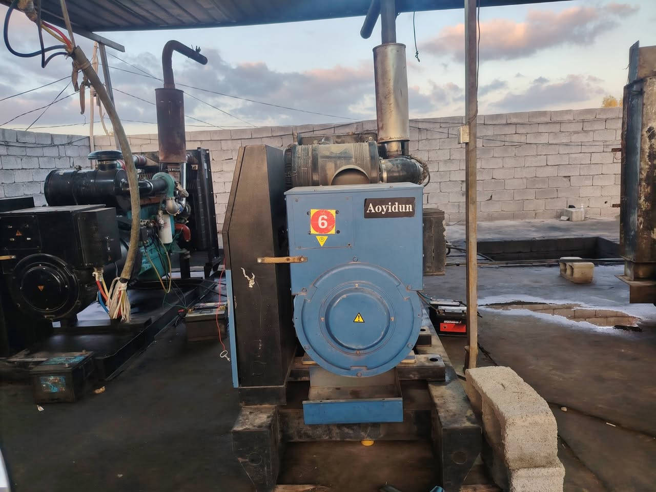 السلام عليكم
مولد نوع cumins 114 حجم الداينمو 250kv
24 ولف جديد وضع شركة مشتغل 350 ساعة 
للبيع مكانة ديالى الخالص
السعر ٦٥ ورقة وبي مجال
هـ :***********
