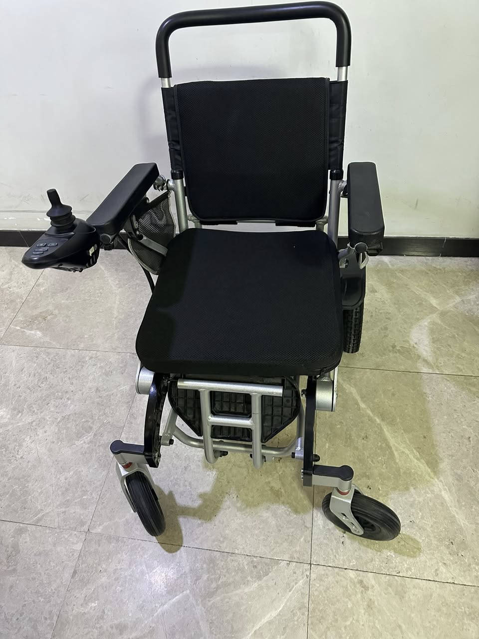 للبيع كرسي كهربائي غير مستعمل خفيف الوزن ينطبگ ويصير بالسيارة السعر 500 وبي مجال بسيط للشراب
***********
