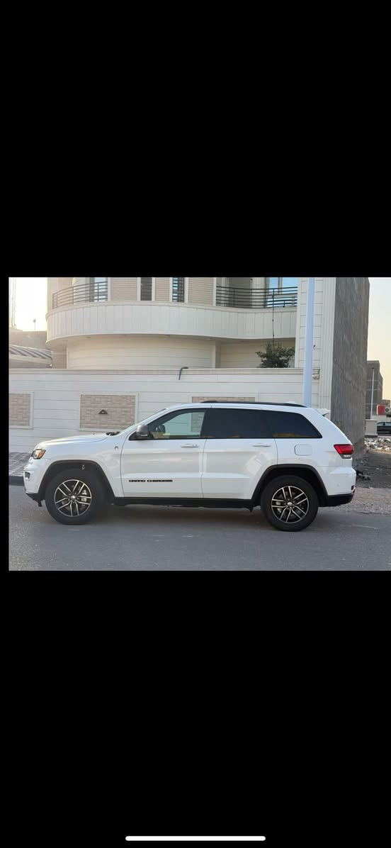 السلام عليكم 
للبيع جيب ترايل هوك خلي اكون واضح وياكم الله شاهد السيارة ماخذها ب ٢١١ ورقة ذاب عليها ومكملها على اخر حباية الله يشهد فوك ال ٢٢٥ ورقة صايرة علية يعني مال جناي للأخير مجهزها من كلشي فول واحد ع واحد جوبلاسات رادار امامي خلفي . نقطه عمياء .
نحكم ذاتي . حساسات خلفي امامي .
نضام جوبلاسات . دفع امامي خلفي فور ويل كشنات كنتار تدفه تبريد . خزن ميموري .
استيرن كهربائي. شفتات . شاشه كار بلي.
صندوق كهربائي. وهواي بعد بيه موصفات لخير كلش
حادث جاملغ مبدل اصلي والبنيد مصبوغ بدون دواخل ايرباك راجع سستم لغد شاصي كفالة وين متحب افحص .
مكينه كير مكفوله تبريد حداديه تخم تاير جاهزه
رقم بغداد مشروع وطني موديل ١٧ بأسمي السيارة العنوان بابل ورة الگراج الموحد 
سعره ٢٠٥ وبيه مجال اخوان السيارة اعلى فئة وخسران بيها هواي والي متعجبة هم على راسي اتصل وبيك خير وادلل ***********
