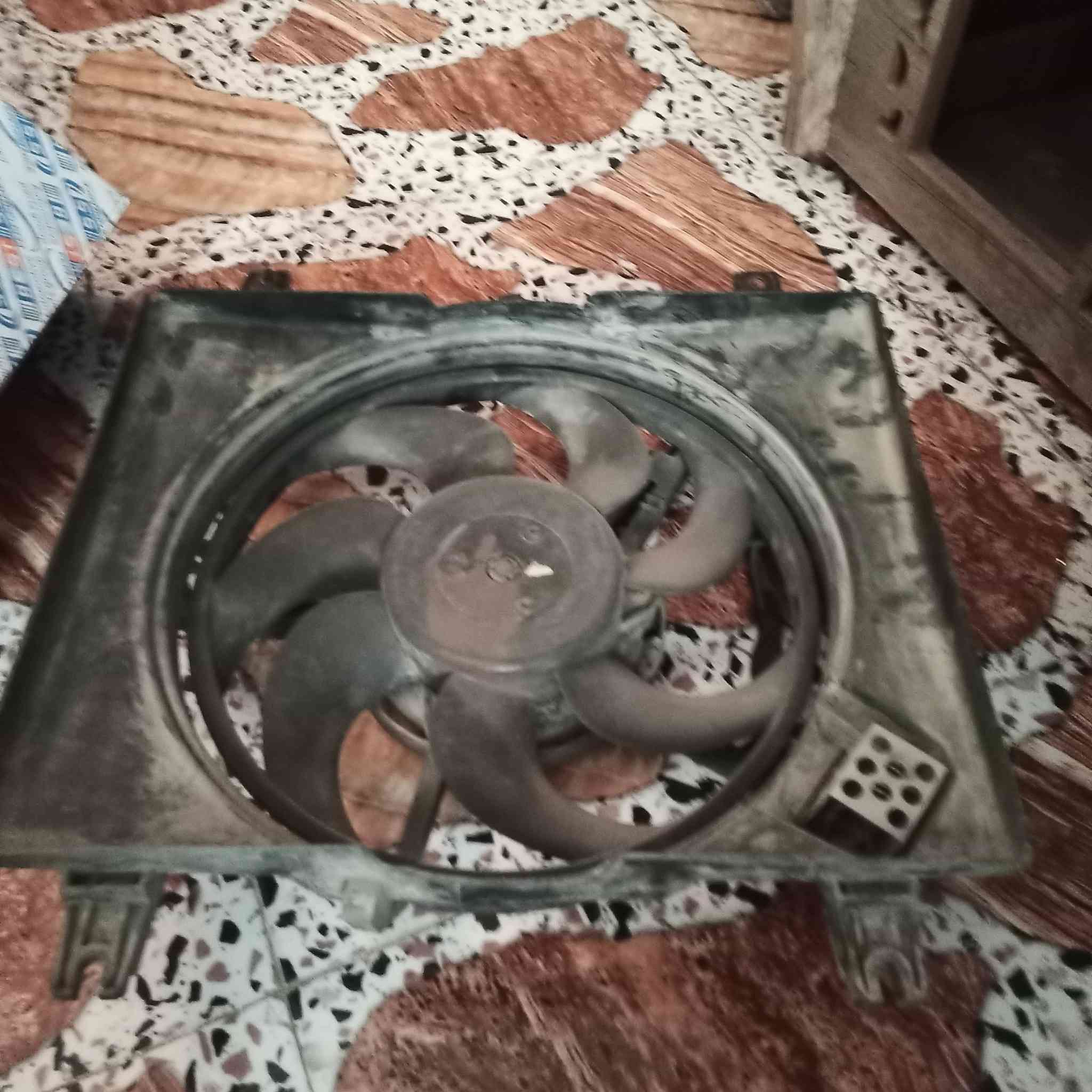 السلام عليكم بك لايتات نظيفة جدا مع مروحة سيارة شغالة كلهن ب ٢٥ الف مكاني بغداد تقاطع درويش هاتف***********
