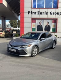 كامري 2023 امريكي موصفات LE يه  سياره 2دركهه و 1 جاملوخ سبخ بي داخلي س...