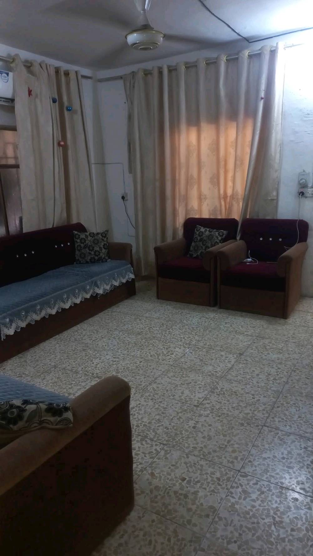 السلام عليكم بيت طابو صرف سند مستقل مساحة ١٤٤ متر الواجهة 9 ثاني بيت عن الشارع خدمات كاملة تبليط ومجاري وكهرباء وماء وانترنت ضوئي وبرج العنوان الزعفرانية محلة ۹۷۰ قرب طريق سدة الجنابيين  والسعر خاص

