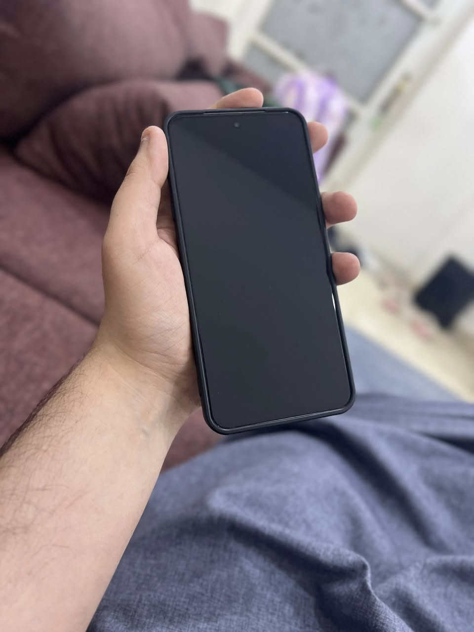 تكنو كمون 40 بريمير 5g للبيع كامل ملحقات مع كفرات عدد 2 للبيع بسعر 400 الف 
 بغداد المنصور
***********

🧠 النظام والمعالج
 • نظام التشغيل: Android 15 مع واجهة HiOS 15  
 • المعالج: MediaTek Dimensity 8350 Ultimate AI (بنظام 4 نانومتر)  
 • دعم شبكات: 2G / 3G / 4G / 5G  

📺 الشاشة
 • الحجم: 6.67 إنش LTPO AMOLED  
 • الدقة: 1260 × 2800 بكسل (+1.5K)  
 • معدل تحديث: 144 Hz  
 • الحماية: Corning Gorilla Glass 7i  
 • سطوع أقصى: 1600 نيت  

📸 الكاميرات

الخلفية (Triple):
 • الرئيسية: 50 MP Sony LYT-701 مع تثبيت بصري OIS  
 • تليفوتو Periscope: 50 MP للتقريب البصري  
 • واسعة الزاوية: 50 MP  

الأمامية:
 • 50 MP  

📦 الذاكرة والتخزين
 • الذاكرة العشوائية (RAM): 12 GB  
 • الذاكرة الداخلية (Storage): 256 GB  
 • لا يدعم بطاقة ذاكرة خارجية microSD  

🔋 البطارية والشحن
 • البطارية: 5100 mAh  
 • شحن سريع: 70 W  

📶 إضافات ومزايا
 • مقاومة للماء والغبار IP68 + IP69  
 • بصمة داخل الشاشة Optical  
 • سماعات Stereo + Dolby Atmos  
 • شبكات Wi-Fi Dual-Band، بلوتوث 5.4، NFC، USB-C مع OTG  
 • أبعاد الهاتف: 161 x 75 x 7.7 مم ووزن حوالي 193 جرام  

📊 ملخص:
هاتف كامون 40 بريمير من تكنو يأتي بفئة عالية الأداء خاصة في التصوير والشاشة السريعة، مع معالج قوي وشحن سريع ومقاومة للماء، مما يجعله منافس قوي في فئته السعرية.
