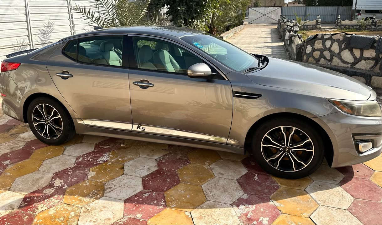 اوبتيما 2015 وراد امريكي فئة EX 
السياره داخله كلين ومكفوله كفاله عامه 
فقط بيها بارد بالهلال بالجاملغ الخلفي والدعاميه الاماميه مبدلها كصه حاويه اصليه اثر حادث بسيط عندي الصوره والدعاميه الخلفيه بيها صبغ اثر شخوط وهم عدي الصور قبلومأشرها بالصور 
السياره جاهزه ماتخسر عليها كلشي كله جديد . كير محرك كهربائيات صدر امام وخلفي جديد باتري جديد تبريد منظومه جديده اصليه مال وكاله تايرات نضيفه دواخلها نظيفه . جانيها صار تقريبا سنتين 

السعر 130 ورقه وبيها مجال بسيط 
العنوان | الديوانيه 
***********
*********** آفاق, القادسية
