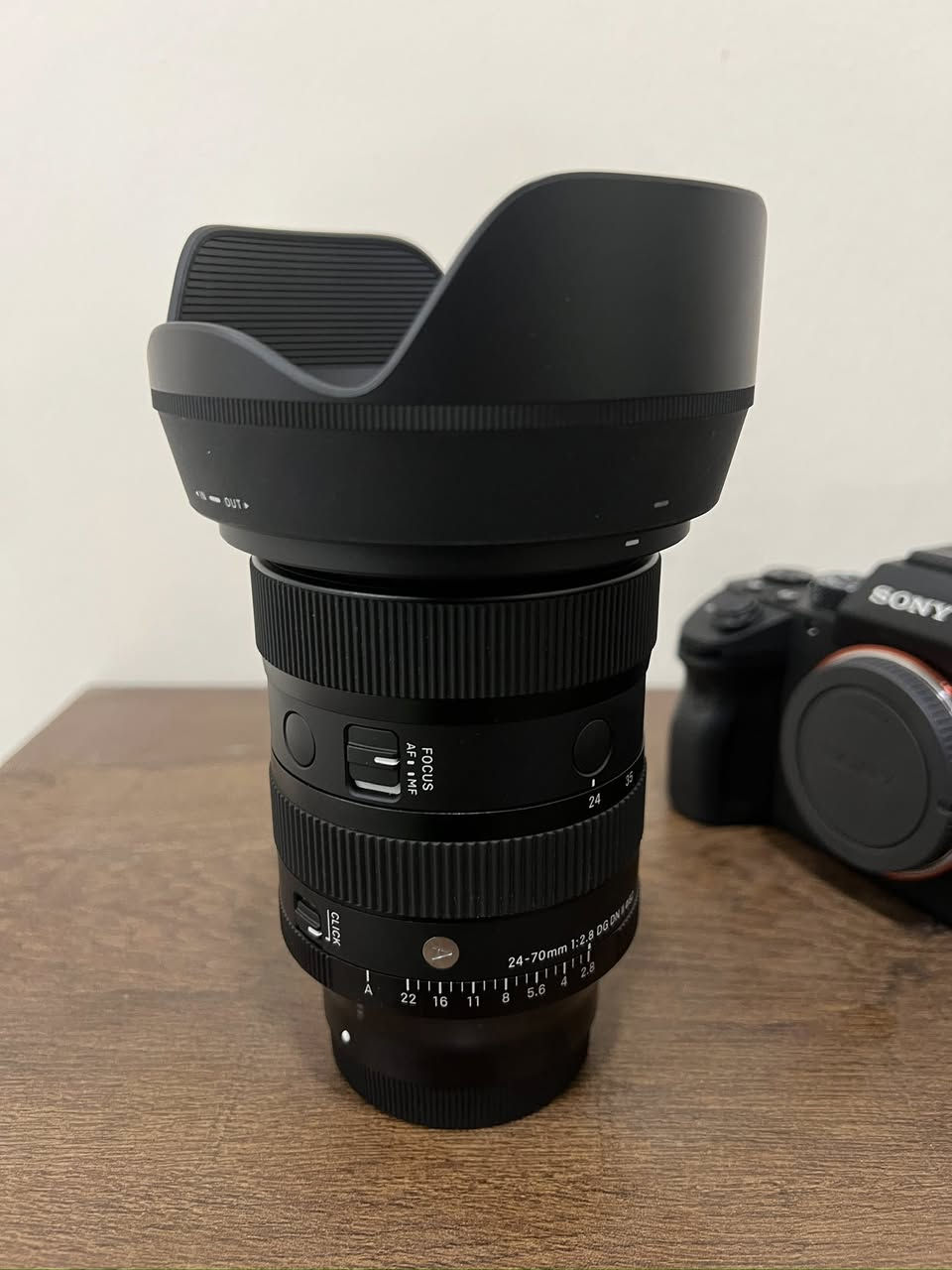 للبيع كاميرا Sony A7 III احترافية بحالة ممتازة جدًا
مع عدسة Sigma 24-70mm f/2.8 Art نظافة 100%

الكاميرا استخدام شخصي خفيف، ما بيها أي مشاكل فنية أو أعطال.

العدسة صافية بالكامل، بدون خدوش أو فطريات، فوكس سريع وثابت.

المواصفات باختصار:

– فل فريم 24.2 ميگابكسل

– تصوير 4K احترافي

– أداء قوي بالإضاءة الضعيفة 

- الشتر 13 الف

– مناسبة للزفاف، الإعلانات، السينمائي، وصناعة المحتوى
سعر 2,600,000 وبيه مجال 
التواصل خاص


**إذا كنت صاحب هذا الإعلان وتريد حذفه لأي سبب، رجاءا أرسل رسالة إلى الدعم الفني**