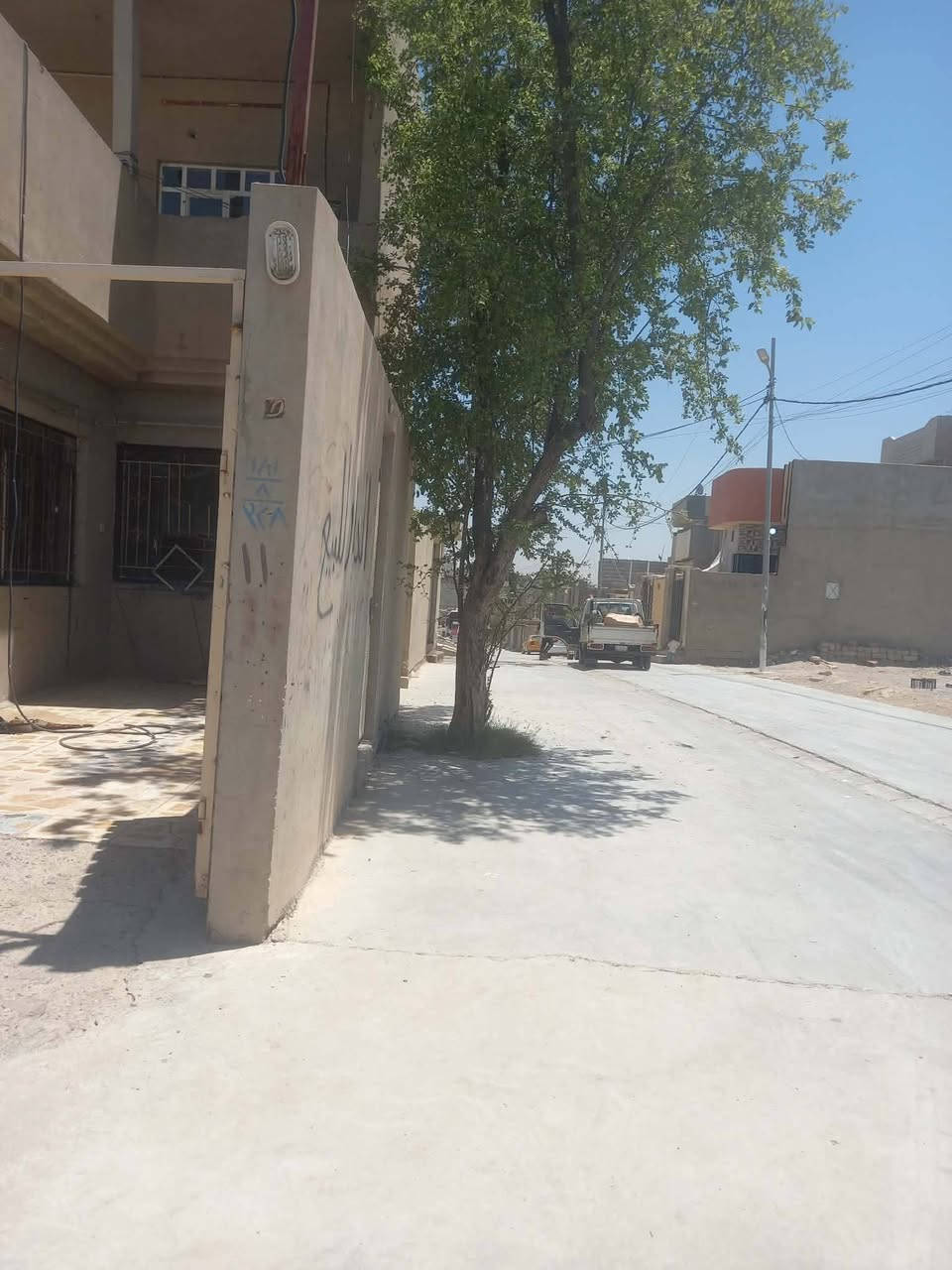 للبيع دار سكني ١٠٠ متر   ركن تجاري عل شارع عشرين@ طابق ونص ٤ غرف نوم استقبال  وهول اضافه  الي محل تجاري التسليم والتحويل مباشر رجم حديد نواب ضباط للاستفسار مكتب البيت  الرصين ***********///***********١
