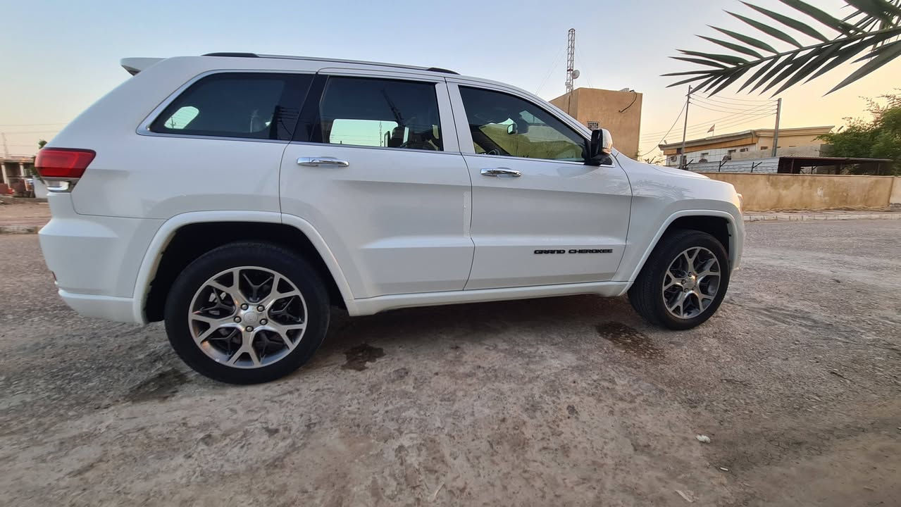 جيب كراند شيروكي أوفرلاند ٢٠٢٠ (خليجي)
وكالة ليث العبيدي 
فول مواصفات 1/1
ماشي 70mile الف
السعر : 310 وبيه مجال ان شاء الله
* السيارة بيها تبديل جاملغ ايسر وكالة فقط خارج لا لغود ولا شواصي كفالة عامة من الشخط وبيها ايظاً بارد شبر بالايمن.
المكان: ميسان/ العمارة
***********
مكلف بالنشر يرجى الاتصال بالرقم في الاعلى.
المواصفات:
▪︎ نظام تعليق هوائي (جكات). 
▪︎ دفع رباعي 4x4
▪︎ تشغيل عن بعد 
▪︎ توقف ذاتي ومانع اصطدام
▪︎ تحذير النقطة عمياء ⚠.
▪︎ نظام تحذير عند تجاوز السرعة المحددة. 
▪︎ تعديل وضعيات مقود السائق كهربائيا. 
▪︎ مرايا تعتيم ذاتي. 
▪︎ المرايا الجانبية قابلة للطي كهربائيا. 
▪︎ ويل قياس 20 انج.
▪︎ سقف بانوراما. 
▪︎ داخل قرميدي
▪︎ ٣ شاشات مع سمعات.
▪︎ نظام الخرائط (GPS).
▪︎ المصابيح الأمامية LED. 
▪︎كشافات الضباب LED.
▪︎ المصابيح الامامیة متحرکة.
▪︎ دخول ذكي. 
▪︎ تشغيل عن بعد.
▪︎ الصندوق الخلفي كهربائي. 
▪︎ ذاكرة لحفظ وضعيات الجلوس للسائق. 
▪︎ مساج للمقاعد الامامية السائق والراكب. 
▪︎ المقاعد الأمامية كهربائية.
▪︎ المقاعد الأمامية تبريد وتدفئة.
▪︎ المقاعد الخلفية تدفئة. 
▪︎ حساسات امامية. 
▪︎ حساسات خلفية. 
▪︎ تدفئة ستيرن. 
▪︎ مانع تصادم خلفي.
▪︎ بلوتوث تلفون. 
▪︎ محدد سرعة. 
▪︎ نظام التشغيل والاطفاء الاوتوماتيكي .
▪︎ نظام بريك اوتماتيك
