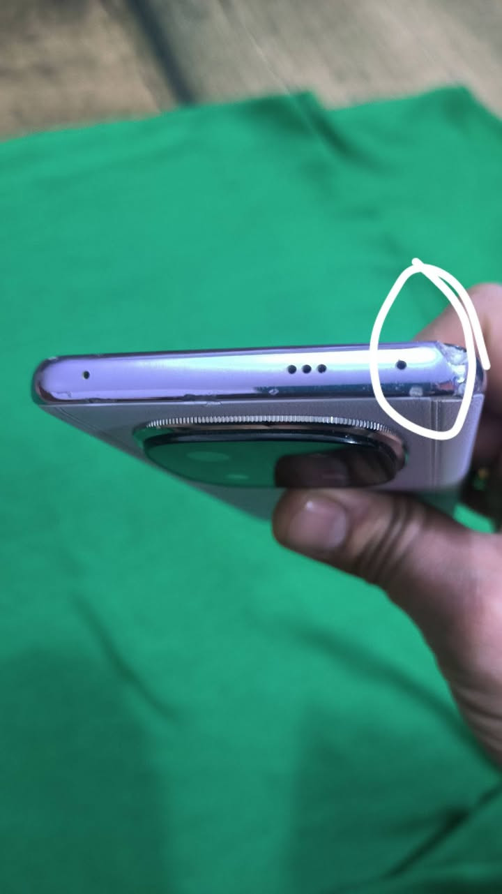 Redmi Note 14 Pro+ 5G ذاكره 512 الجهاز نظيف فقط الشاصي مضروب موضح بالصور كرتونه وشاحنه وياه للاستفسار اكثر اتصل واتساب موجود*********** توصيل موجود
