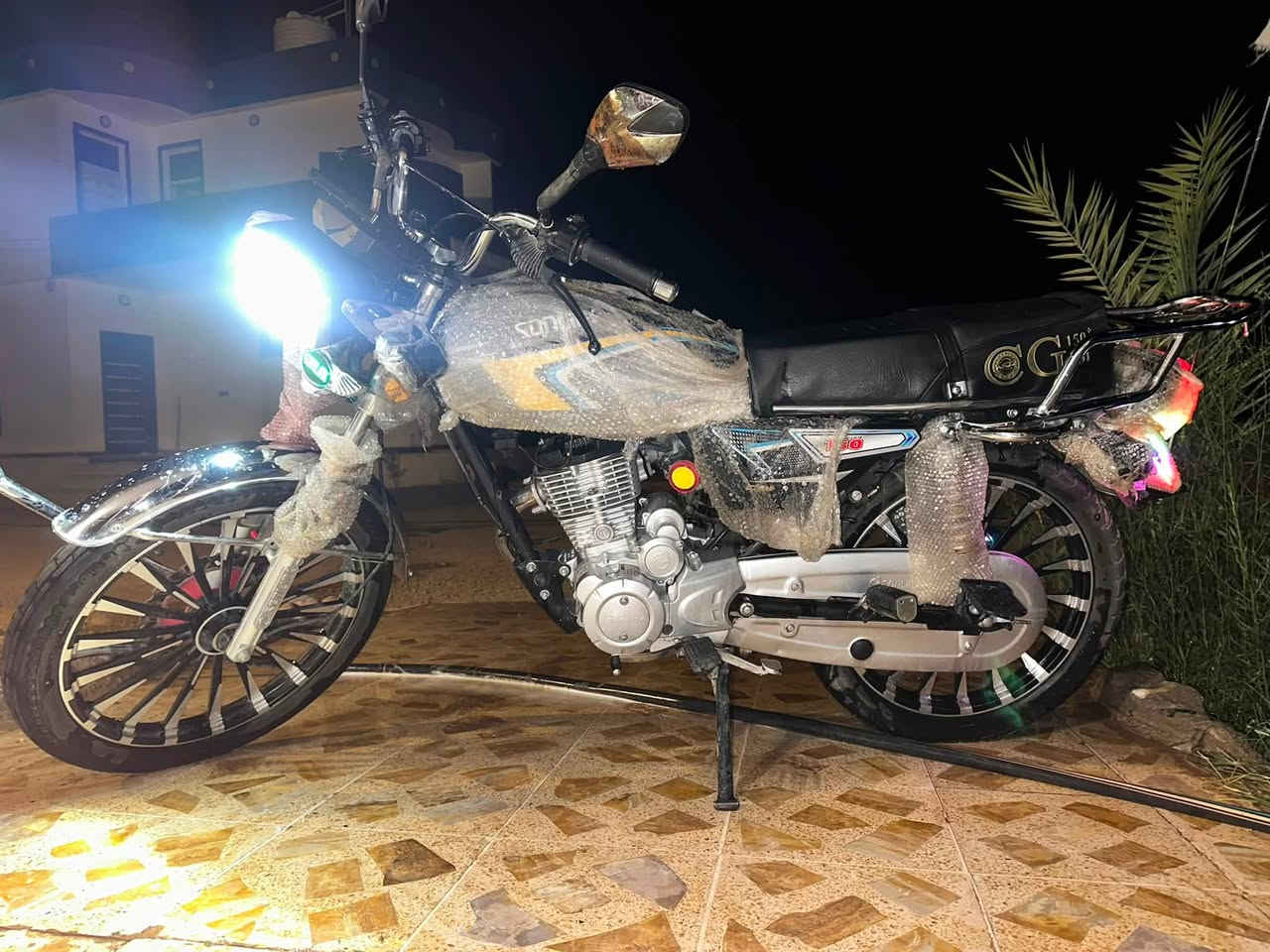 ماطور 2025 للبيع اقرا المنشور كامل واتصل ***********
محرك 200cc
تايرات جدد
وياله مسطره
كشر نضافه 95/100
دبلات كلها شغاله 
الاناره عالي ناصي 
بك لايت 
اشاير يمين يسار 
فقط الشاشه بيها قطع 
والرجل الثنائيه مكسوره من اخذتو
الباقي كلو بلادي 
منفيس موجود بس سويجين
مكاني الحويجه قره الحلوات السعر 775 وبي مجال 
خاص ماجاوب والماطور مثل ماتشوف بعينك

