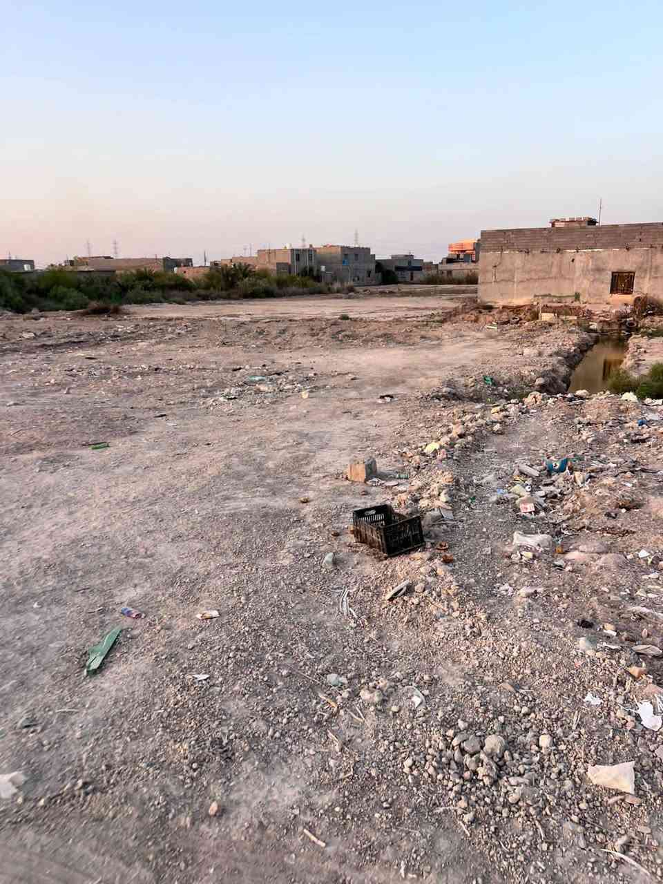 اسلام  عليكم  متوفر ارض للبيع عنوان البصره كرمة علي في منطقه الدواي موقع تجاري على التبليط حلو جدا 
مع توفر كافة الخدمات كهرباء وماء مع نهر للمجاري المساحه 3750 متر السعر 215 مليون  الاستفسار الاتصال او مراسله واتساب ***********حياكم الله اهلاً وسهلا

