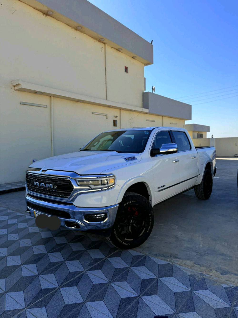 دوج رام 1500(( لمتد )) فول فول مواصفات
الموديل 2021
المحرك : V8 5.7L .
رقم بغداد باسمي تحويل مباشر
ماشيه 65
المواصفات :فول 1/1 
دوس كهرباء 
* دفع رباعي 4x4. فور ويل
رادار تفاعلي مع مانع تصادم. 
نقطة عمياء. .
 بجم كبس
* دوسات جانبية كهربائية.
* المصابيح الأمامية زنون.
* كشافات الضباب زنون. 
* المصابيح الأمامية والمصابيح الخلفية LED. 
* دخول ذكي (بصمة). 
* تشغيل عن بعد.
* مقاعد من الجلد الفاخر. 
* المقاعد كهربائية مع ميموري.
* المقاعد الأمامية تبريد وتدفئة.
الستيرن تدفئه 
شاشة كبيرة 12 أنچ.
* نظام ملاحة نفكيشن GPS
* حساسات امامية وخلفية.
* مانع تصادم خلفي. 
* مكيف خلفي.
*محدد سرعة.
* مرايا كهربائية جانبية من الكروم قابلة للطي كهربائيا.
* شاحن موبايل لاسلكي (واير ليس).
* الشباك الخلفي كهربائي
* امكانية تعديل ارتفاع دواسات البنزين والبريك.
* هاند بريك كهربائي.
* جوبلسات جگات تصعد وتنزل 
* حساسات امامية. 
* حساسات خلفية. 
* مرايا مع خاصية التعتيم الذاتي. 
* مساحات تخزين إضافية 
باب طويل بدي قصير مرغوب 
امريكي حادثها كلش بسيط بدون ايرباك طرف الباب فقط 
سياره جديده بمعنه الكلمه

للبيع او مراوس حسب القناعه لاستفسار اكثر تصال برقم 

***********
